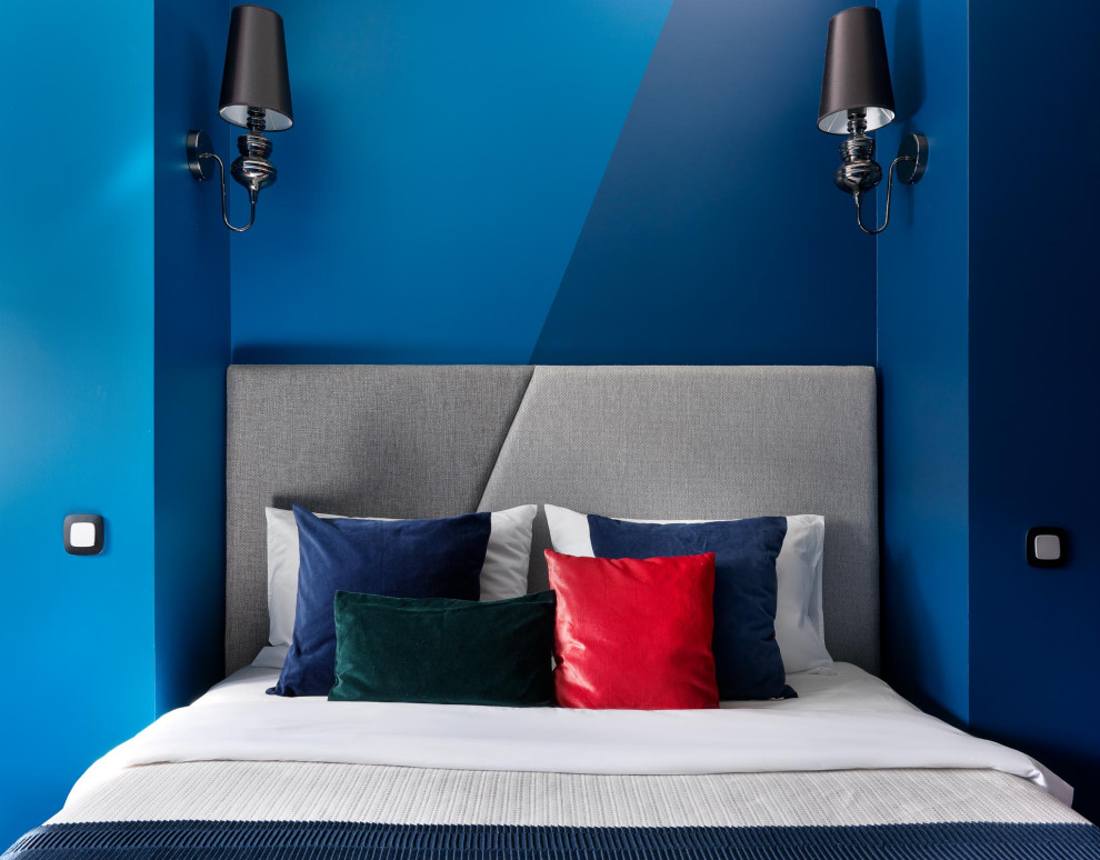 На фото: маленькая хозяйская спальня с синими стенами, паркетным полом среднего тона и кроватью в нише для на участке и в саду с