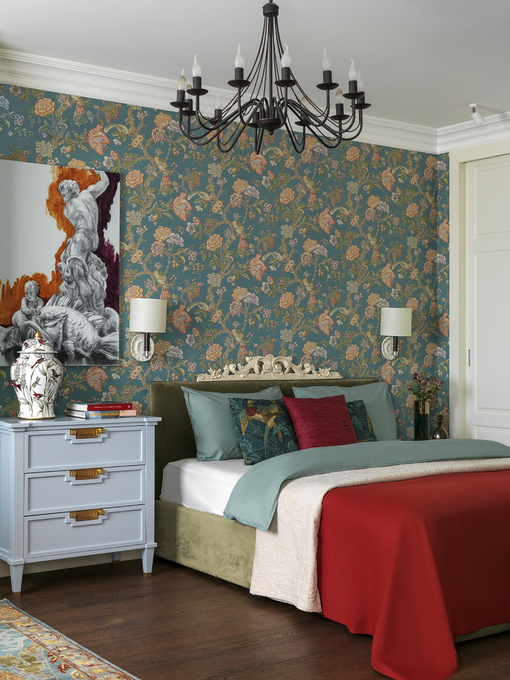 Immagine di una camera matrimoniale classica con pareti multicolore, parquet scuro e pavimento marrone