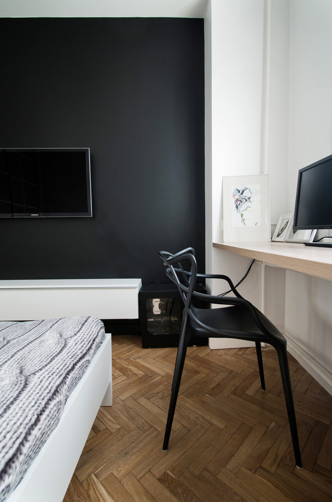 Immagine di una camera degli ospiti contemporanea di medie dimensioni con pareti bianche e pavimento in legno massello medio