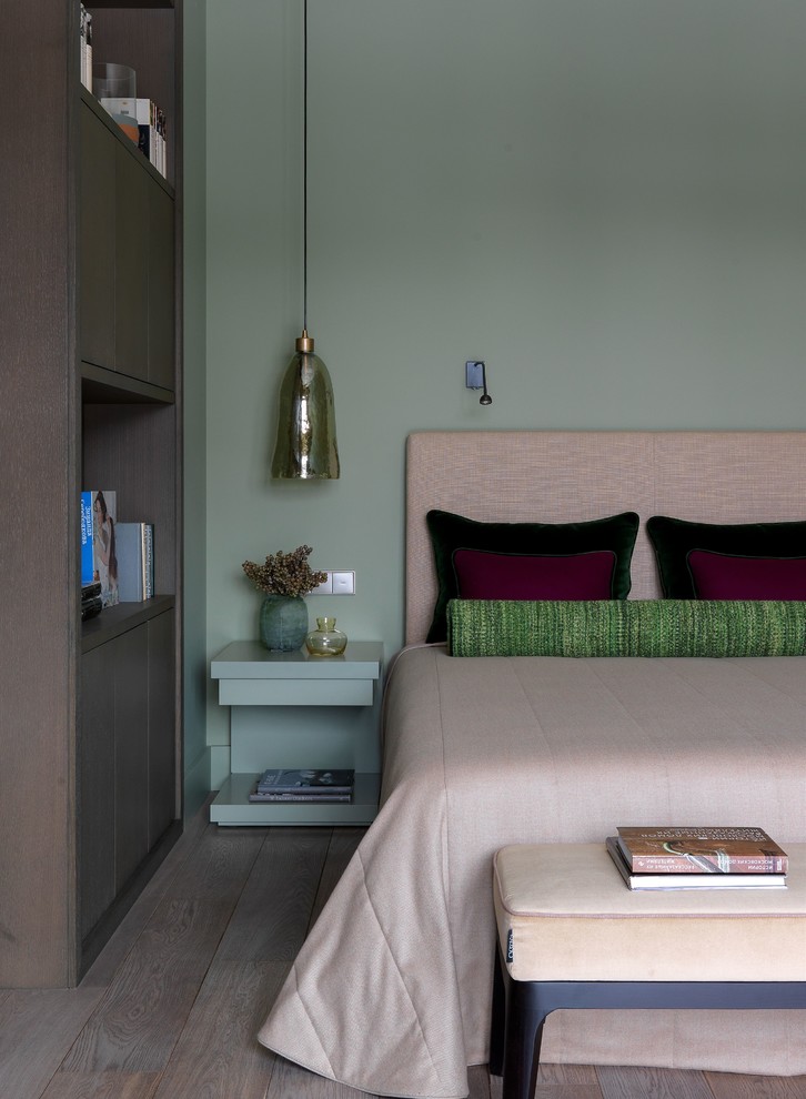 Idee per una camera matrimoniale contemporanea di medie dimensioni con pareti verdi, pavimento in legno massello medio e pavimento marrone