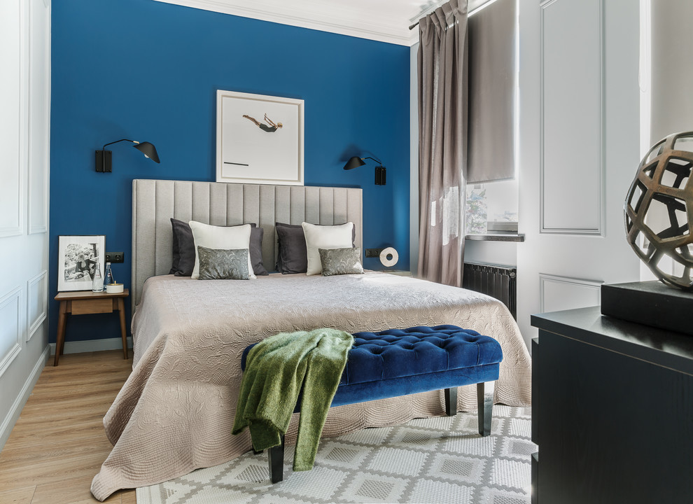 Immagine di una camera matrimoniale minimal con pareti blu, parquet chiaro e pavimento beige