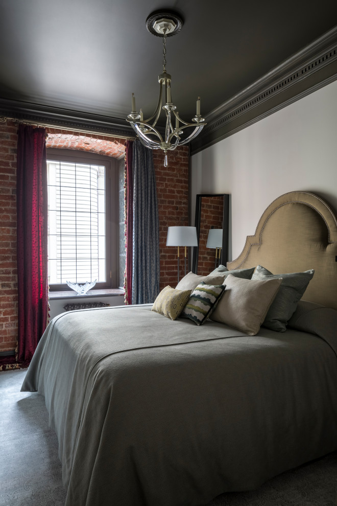 На фото: маленькая хозяйская спальня в стиле неоклассика (современная классика) с серыми стенами, паркетным полом среднего тона и коричневым полом для на участке и в саду с