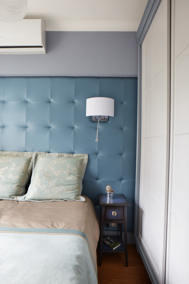 Стильный дизайн: маленькая хозяйская спальня в современном стиле с синими стенами и паркетным полом среднего тона для на участке и в саду - последний тренд