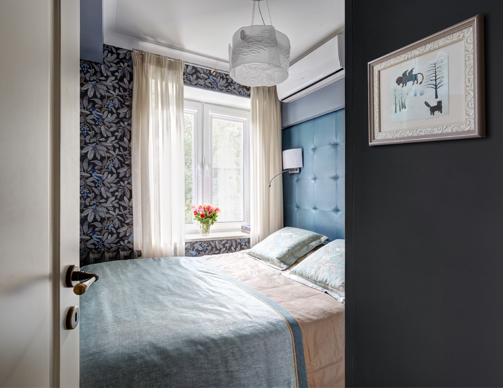 На фото: маленькая хозяйская спальня в современном стиле с синими стенами и кроватью в нише для на участке и в саду