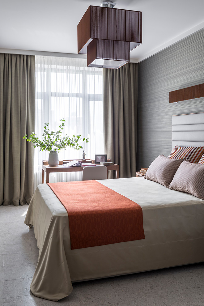 Источник вдохновения для домашнего уюта: спальня в современном стиле с серыми стенами, серым полом и тюлем
