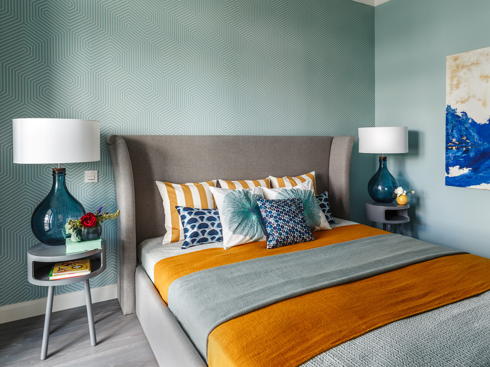 Foto de dormitorio principal tradicional renovado pequeño con suelo de madera en tonos medios, suelo gris y paredes azules