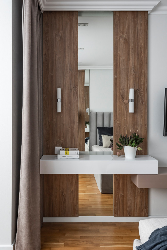 Mittelgroßes Modernes Hauptschlafzimmer mit grauer Wandfarbe, braunem Holzboden und beigem Boden in Sonstige