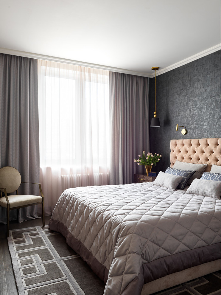 Стильный дизайн: хозяйская спальня среднего размера в стиле неоклассика (современная классика) с серыми стенами, паркетным полом среднего тона и коричневым полом - последний тренд