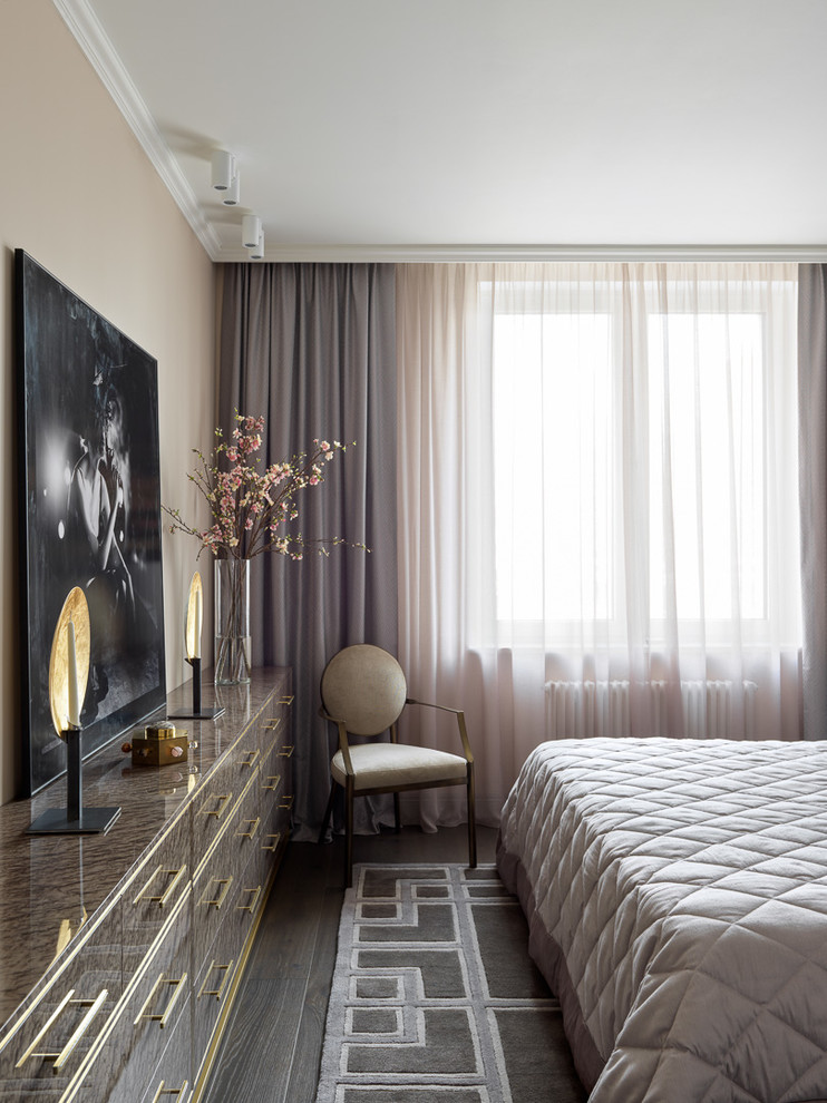 Foto de dormitorio principal clásico renovado de tamaño medio con paredes beige, suelo de madera en tonos medios y suelo marrón
