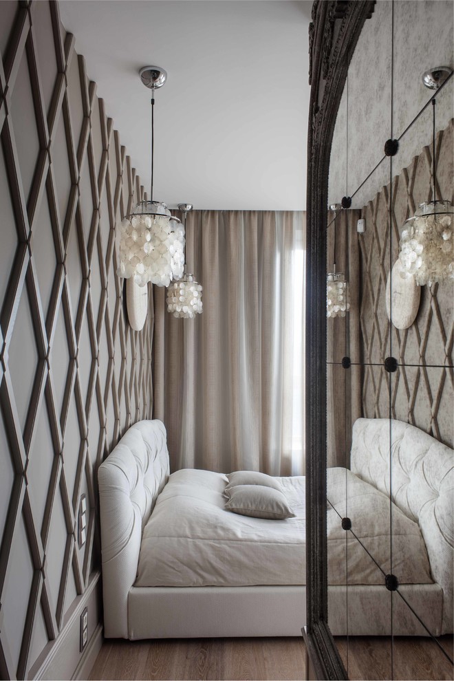 Esempio di una camera da letto minimal con pareti beige e parquet chiaro
