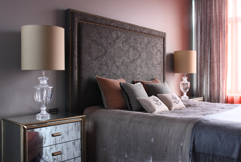 Пример оригинального дизайна: хозяйская спальня в классическом стиле с серыми стенами
