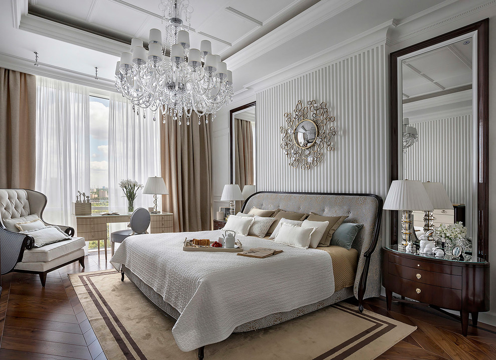 Diseño de dormitorio principal clásico con paredes grises y suelo de madera en tonos medios