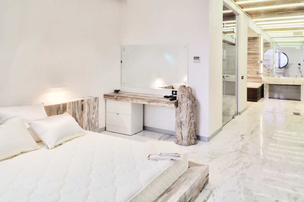 Источник вдохновения для домашнего уюта: большая хозяйская спальня в современном стиле с белыми стенами, белым полом и мраморным полом