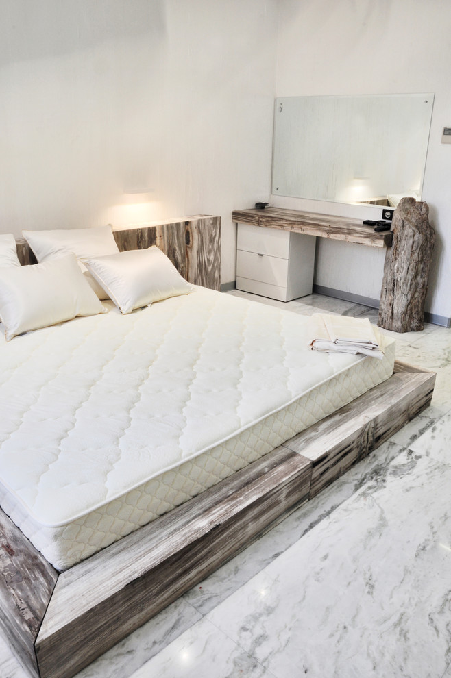 Свежая идея для дизайна: спальня в современном стиле с белыми стенами и белым полом - отличное фото интерьера