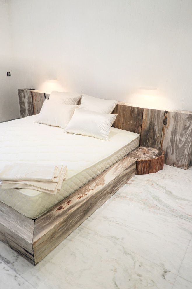Foto de dormitorio contemporáneo con paredes blancas, suelo blanco y suelo de baldosas de porcelana