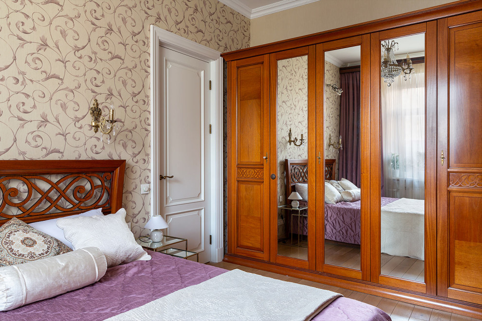 Стильный дизайн: спальня в классическом стиле с бежевыми стенами, паркетным полом среднего тона и коричневым полом - последний тренд