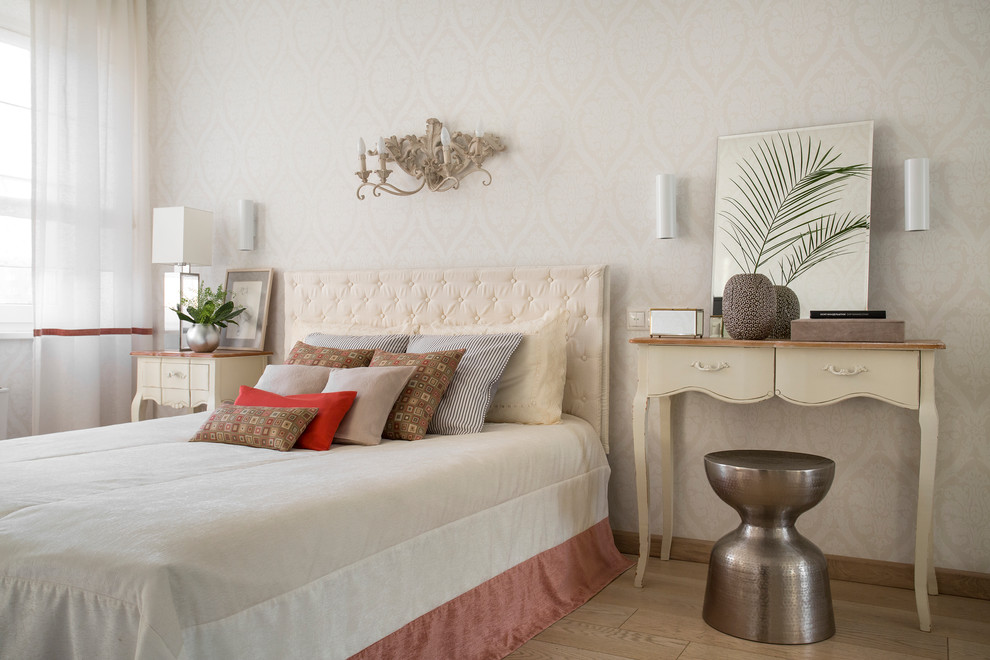 Immagine di una camera matrimoniale chic con pareti beige e parquet chiaro