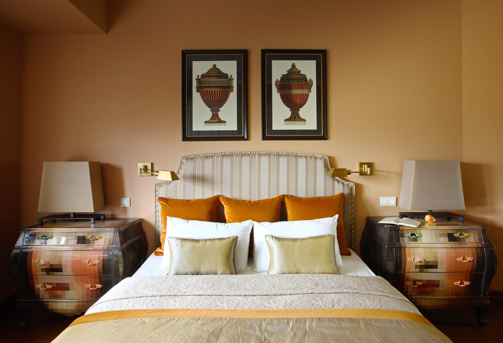 Идея дизайна: хозяйская спальня в стиле неоклассика (современная классика) с желтыми стенами