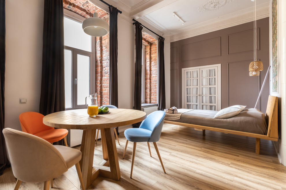 Пример оригинального дизайна: спальня: освещение в стиле лофт с серыми стенами, светлым паркетным полом и бежевым полом без камина