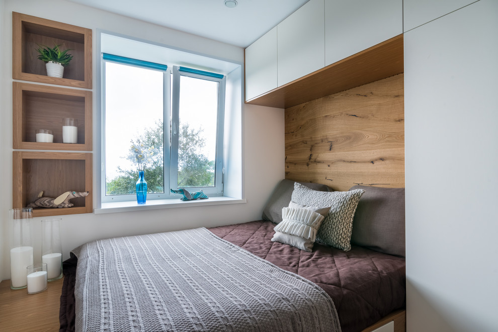 Свежая идея для дизайна: хозяйская спальня в современном стиле с белыми стенами, светлым паркетным полом, бежевым полом и кроватью в нише - отличное фото интерьера