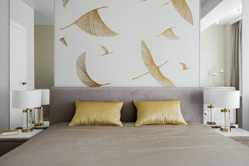 Ejemplo de dormitorio principal contemporáneo de tamaño medio con paredes beige y suelo de madera en tonos medios