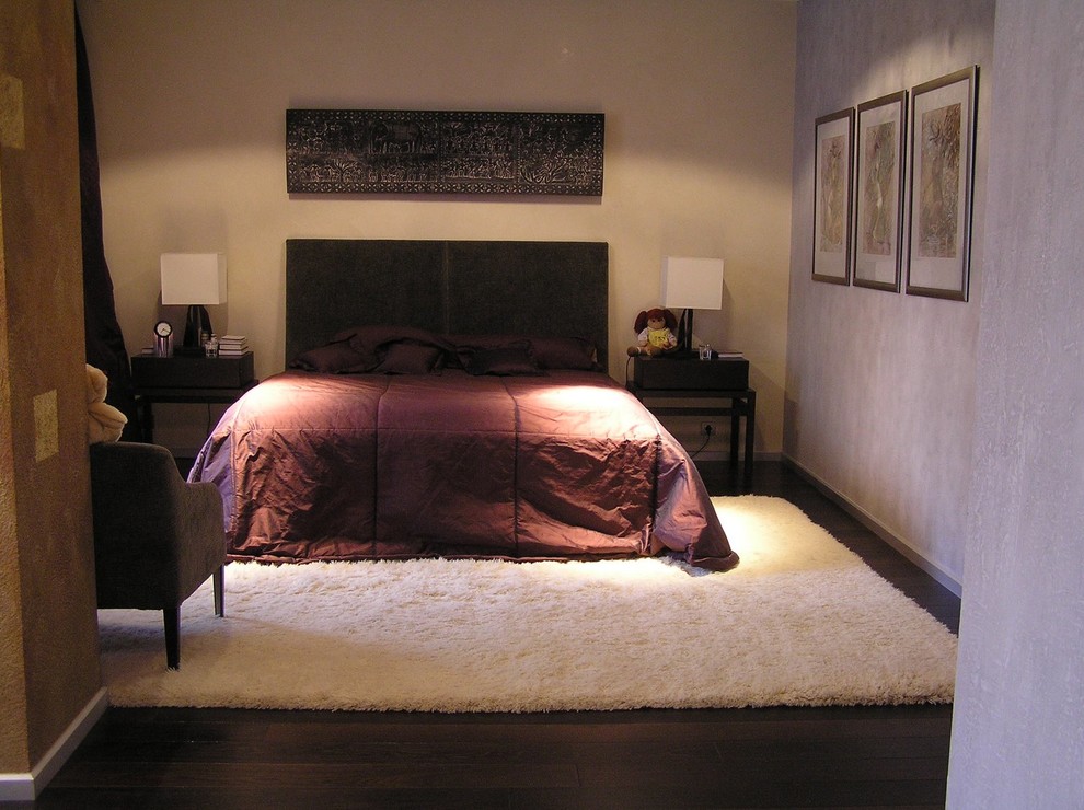 Example of a minimalist bedroom design in Saint Petersburg
