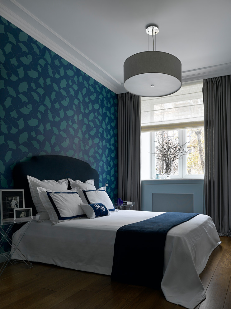 Свежая идея для дизайна: хозяйская спальня в современном стиле с синими стенами, паркетным полом среднего тона и коричневым полом - отличное фото интерьера