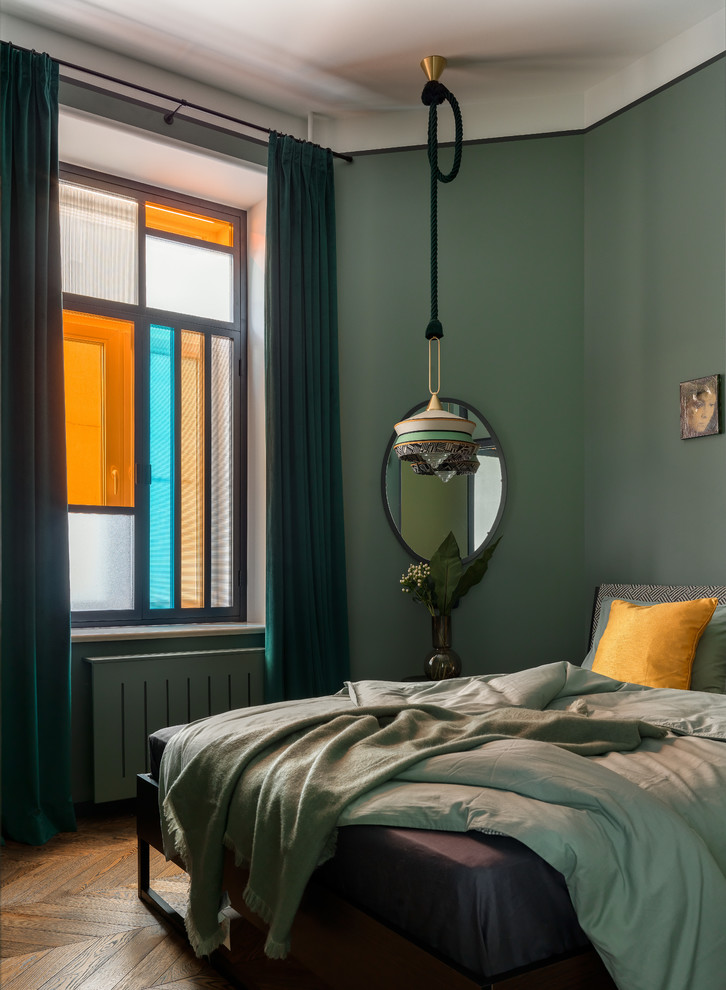На фото: маленькая гостевая спальня (комната для гостей) в стиле фьюжн с зелеными стенами, паркетным полом среднего тона, коричневым полом и кроватью в нише для на участке и в саду
