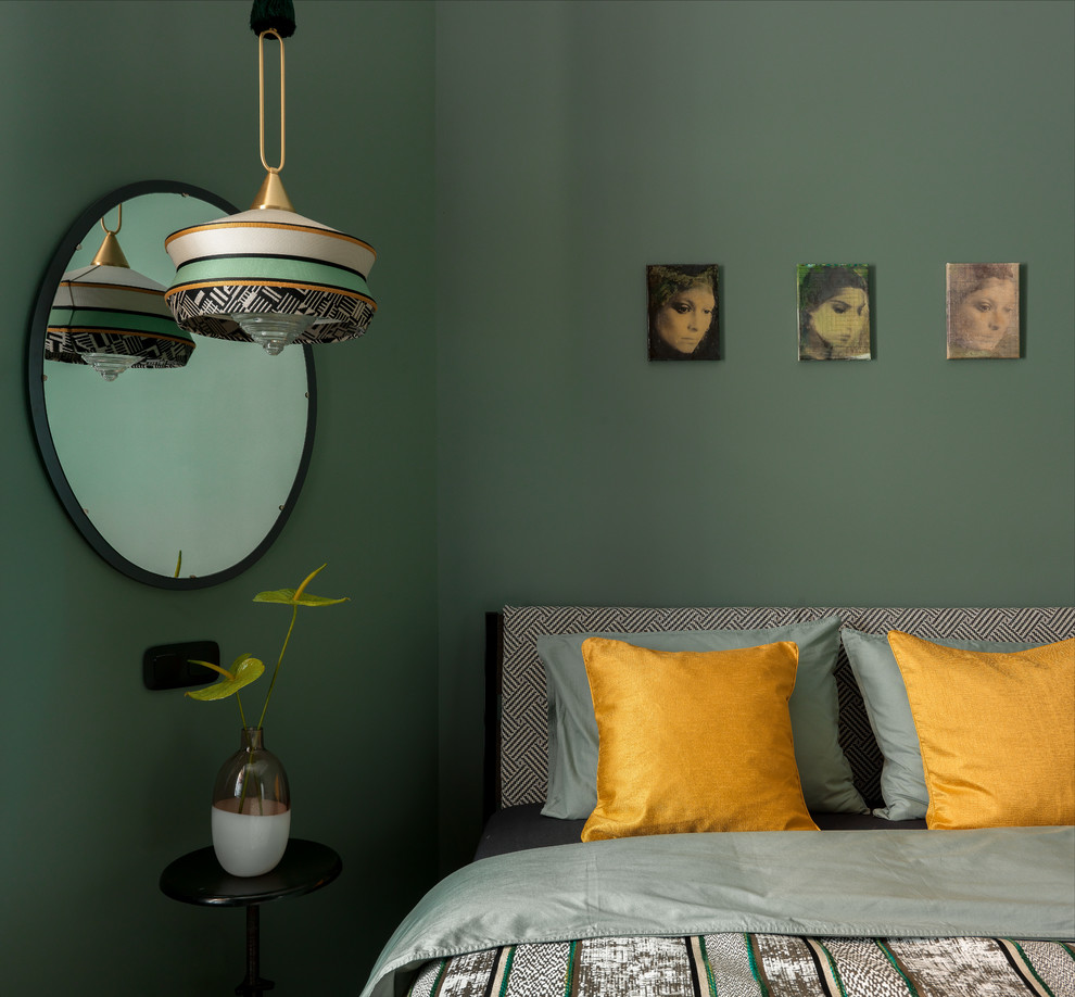モスクワにある小さなエクレクティックスタイルのおしゃれな主寝室 (緑の壁、無垢フローリング、茶色い床)
