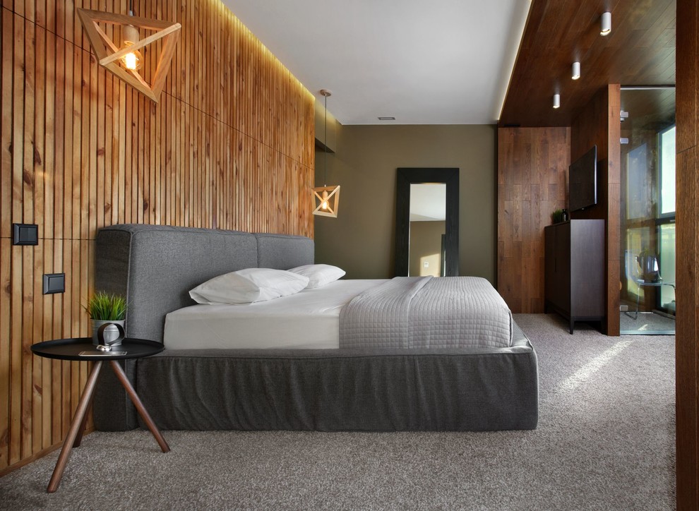 Свежая идея для дизайна: хозяйская спальня в современном стиле с коричневыми стенами, ковровым покрытием, серым полом и кроватью в нише - отличное фото интерьера