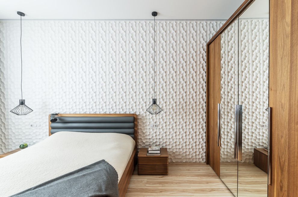 Пример оригинального дизайна: хозяйская спальня в современном стиле с белыми стенами, светлым паркетным полом, бежевым полом и акцентной стеной