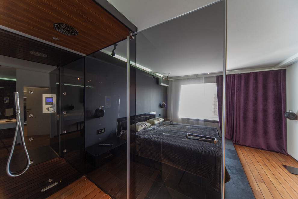На фото: большая хозяйская спальня в современном стиле с белыми стенами, темным паркетным полом и разноцветным полом