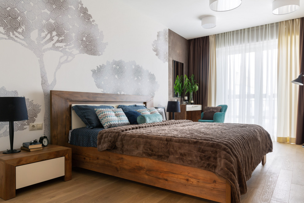 На фото: хозяйская спальня среднего размера в современном стиле с светлым паркетным полом с
