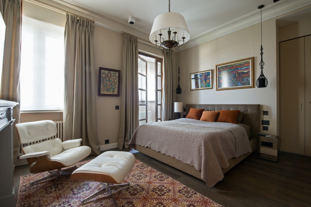 Ejemplo de dormitorio principal bohemio con paredes beige y suelo de madera oscura