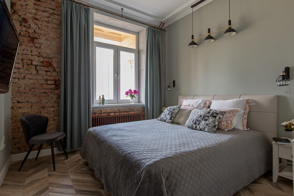 На фото: хозяйская спальня в современном стиле с серыми стенами, паркетным полом среднего тона и бежевым полом