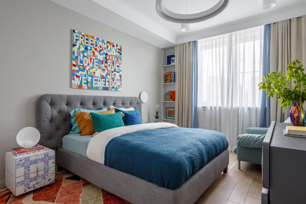 Свежая идея для дизайна: спальня в стиле фьюжн с серыми стенами, паркетным полом среднего тона и коричневым полом - отличное фото интерьера