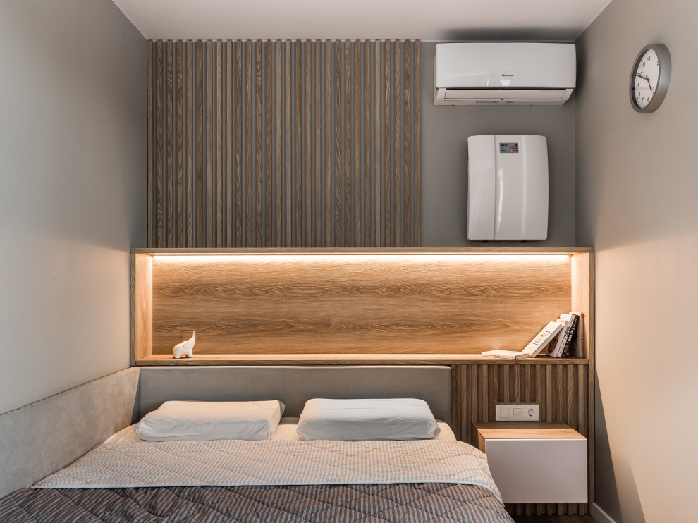 Foto de dormitorio principal pequeño con paredes beige, suelo vinílico y suelo beige
