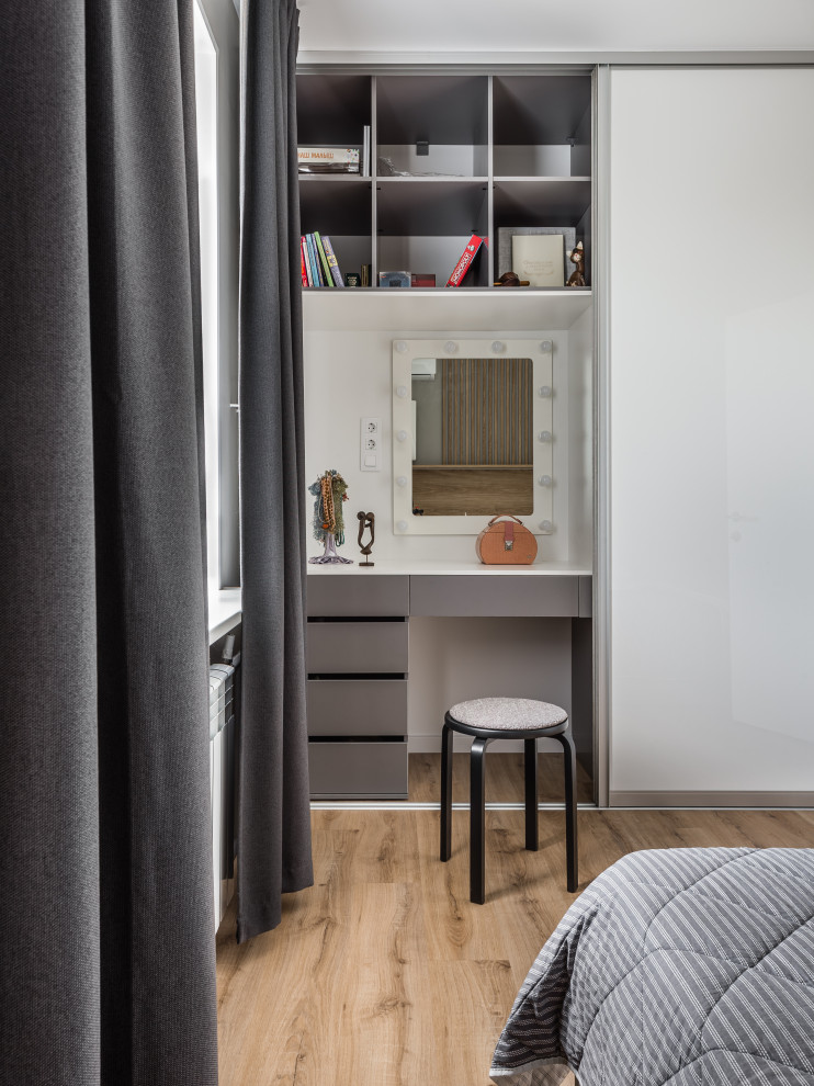 Ejemplo de dormitorio principal pequeño con paredes beige, suelo vinílico y suelo beige
