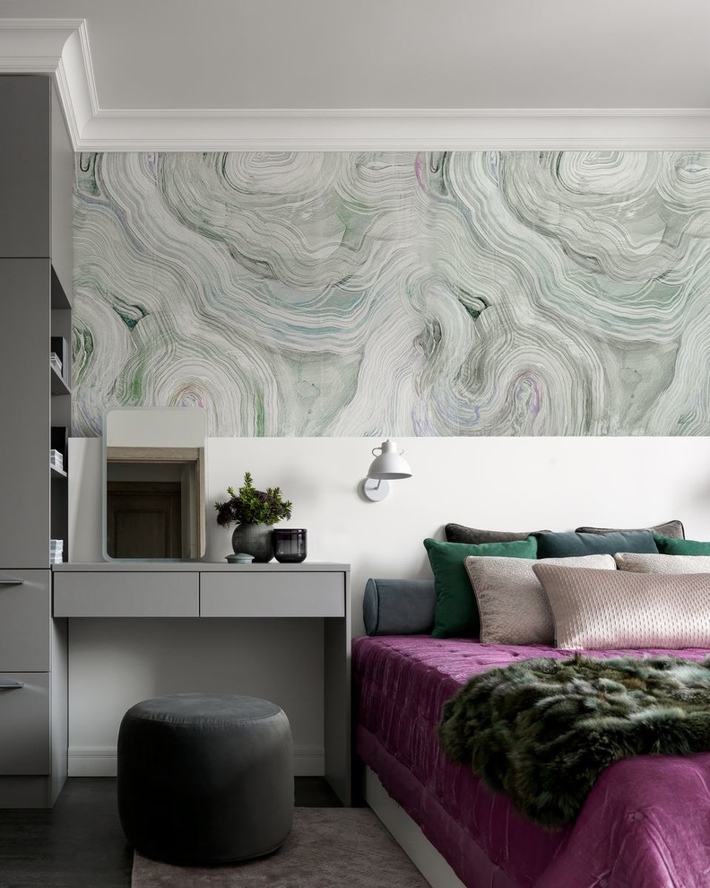 Mittelgroßes Modernes Hauptschlafzimmer mit grüner Wandfarbe in Moskau