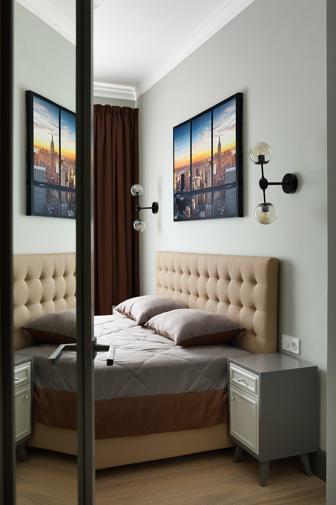モスクワにあるコンテンポラリースタイルのおしゃれな寝室 (グレーの壁、淡色無垢フローリング) のインテリア