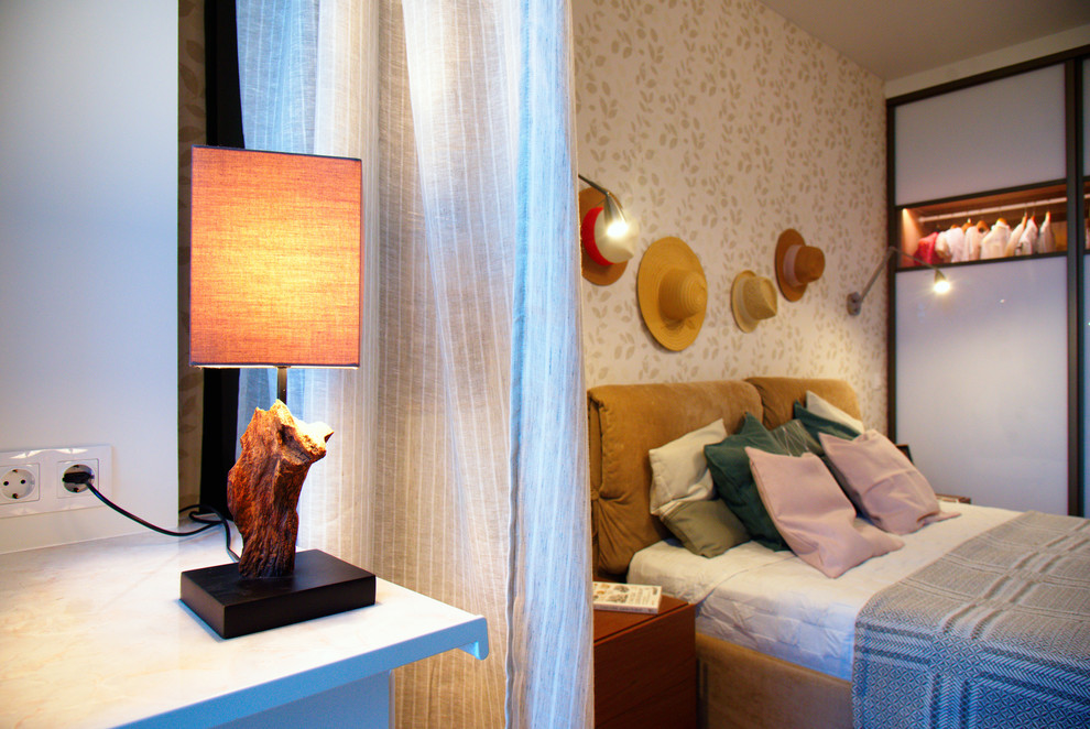 Diseño de dormitorio principal escandinavo de tamaño medio con paredes blancas, suelo de madera en tonos medios y suelo amarillo