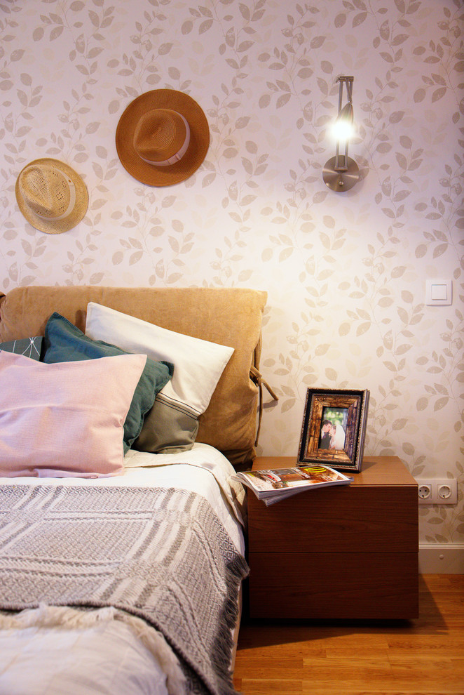Foto de dormitorio principal nórdico de tamaño medio con paredes blancas, suelo de madera en tonos medios y suelo amarillo