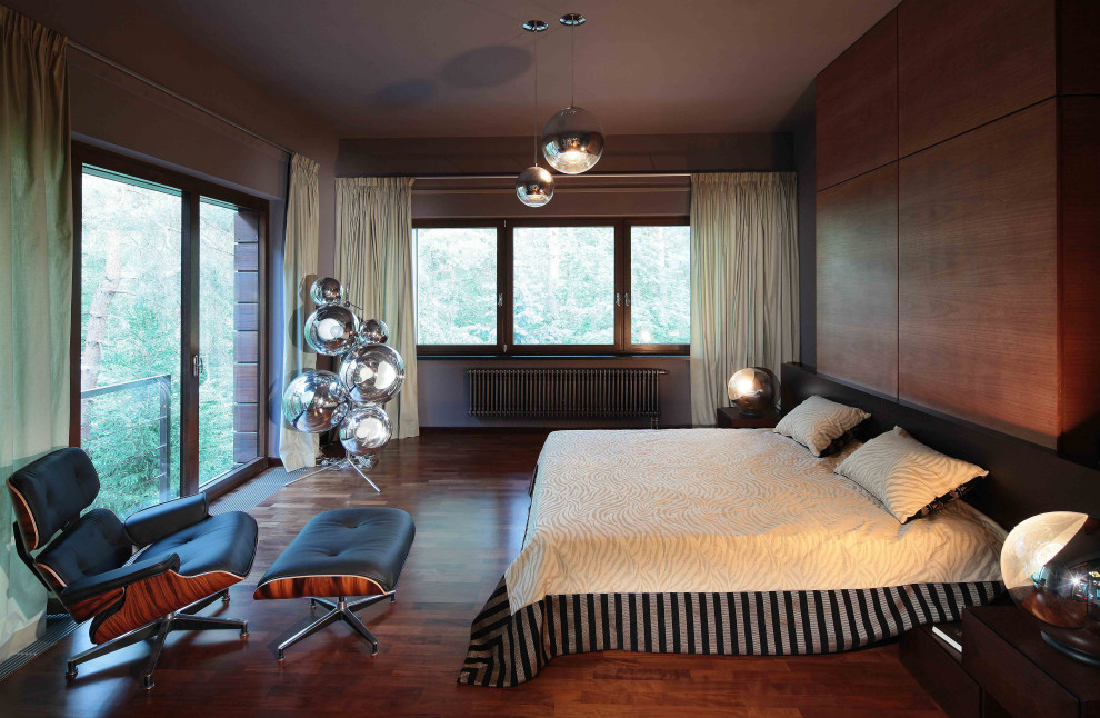 На фото: огромная спальня в современном стиле с коричневыми стенами, темным паркетным полом, коричневым полом и деревянными стенами