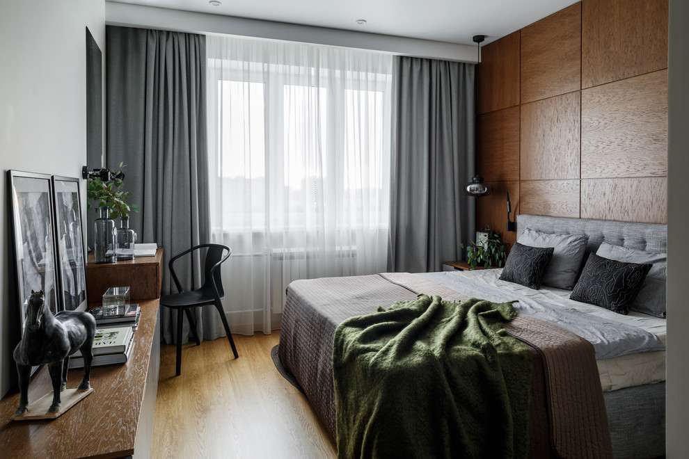 Стильный дизайн: хозяйская спальня среднего размера в современном стиле с паркетным полом среднего тона, белыми стенами и коричневым полом - последний тренд