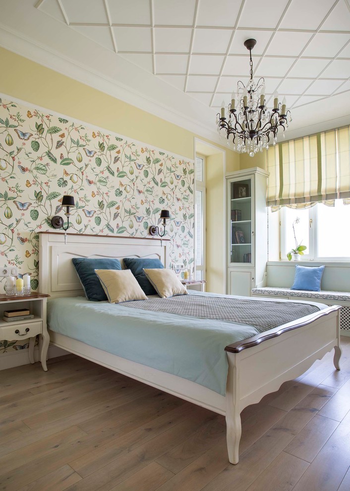 Стильный дизайн: хозяйская спальня в классическом стиле с желтыми стенами и паркетным полом среднего тона - последний тренд