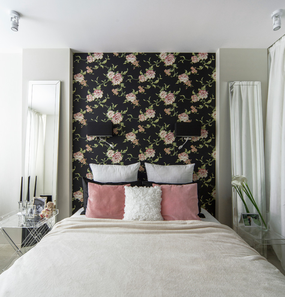 他の地域にある中くらいなトランジショナルスタイルのおしゃれな主寝室 (マルチカラーの壁、カーペット敷き、暖炉なし、白い床)