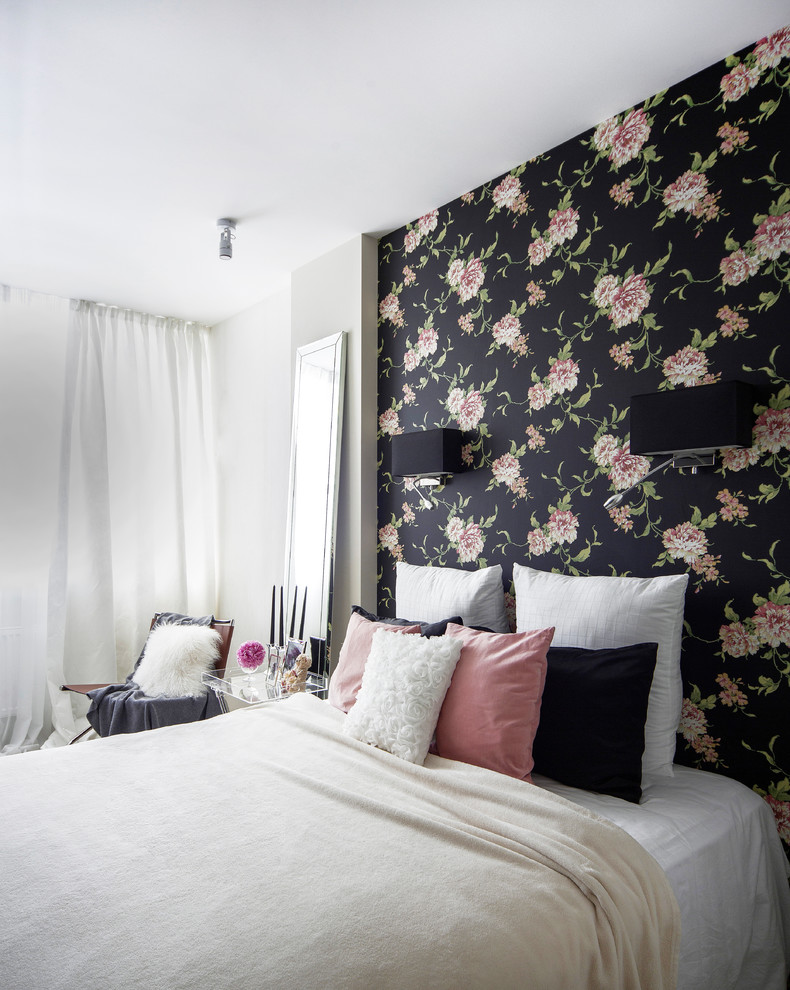 Пример оригинального дизайна: хозяйская спальня среднего размера в стиле неоклассика (современная классика) с черными стенами, ковровым покрытием и белым полом без камина