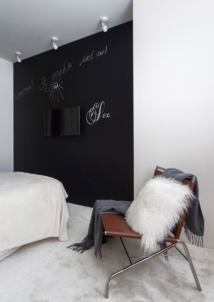 他の地域にある中くらいなトランジショナルスタイルのおしゃれな主寝室 (黒い壁、カーペット敷き、暖炉なし、白い床) のレイアウト