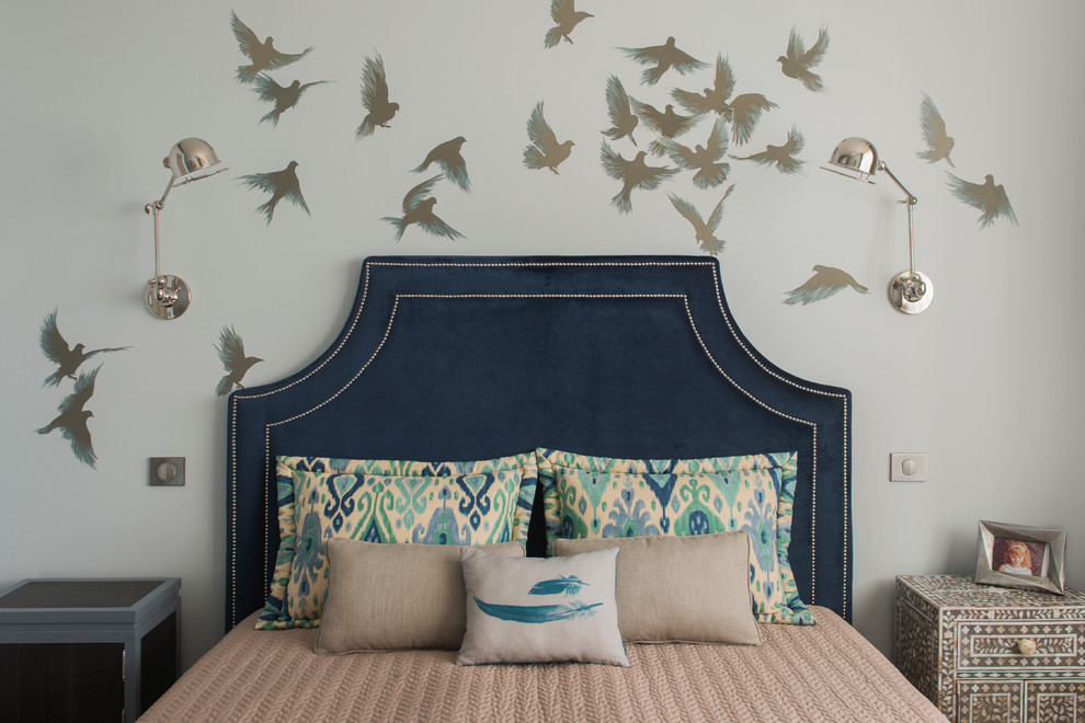На фото: хозяйская спальня в стиле фьюжн с серыми стенами