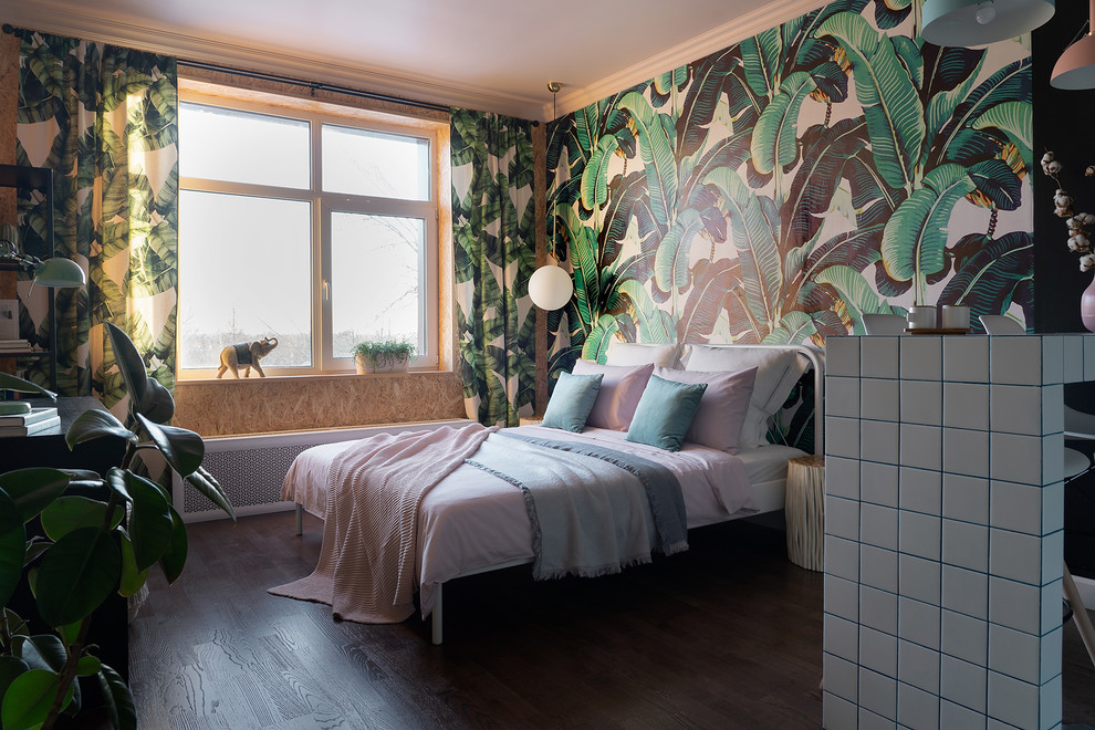 Свежая идея для дизайна: хозяйская спальня в морском стиле с зелеными стенами, темным паркетным полом и коричневым полом - отличное фото интерьера